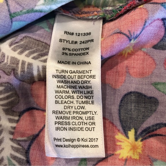 XS Koi Stretch Scrub top - Picture 7 of 8